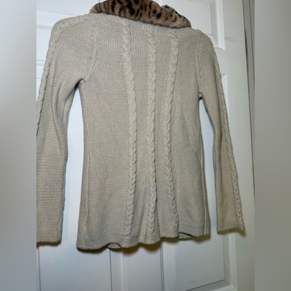 Max Studio Girls Beige Gold 3 Button Faux Fur Collar Swing Sweater Bows Size 7/8 - Picture 6 of 9
